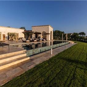  4 Bedroom Villa with Infinity Pool near Rovinj, Istria, Sleeps 8